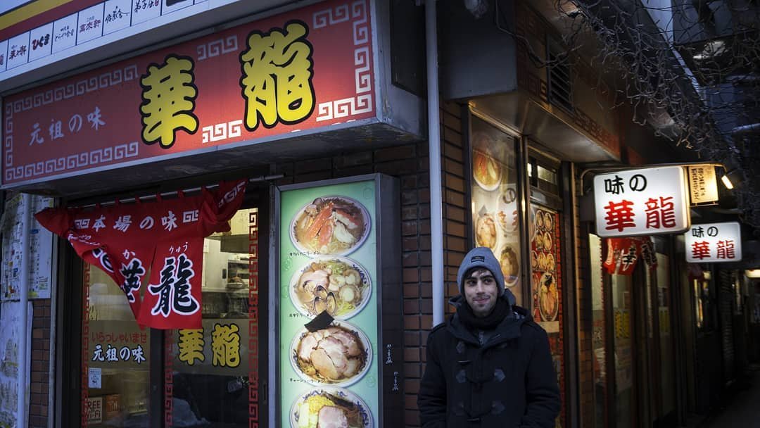 Matías frente a un restaurante durante su etapa en Japón