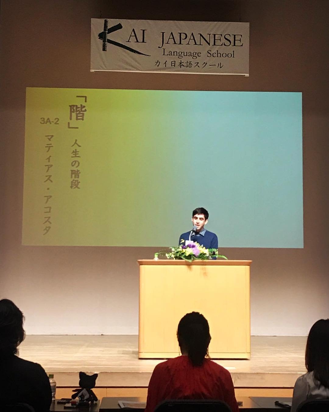 Matías presentando una charla en japonés en KAI Japanese Language School
